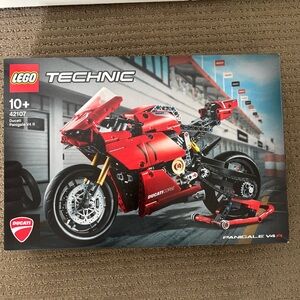 Lego Technic Ducati Panigale V4 R